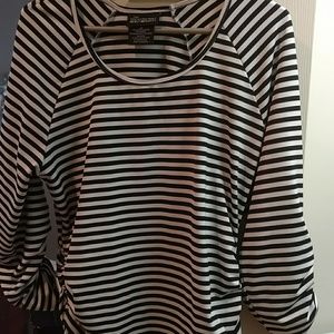 No boundaries ruched side and sleeve
